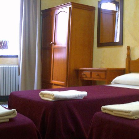Pension Lisdos Σεβίλλη Εξωτερικό φωτογραφία